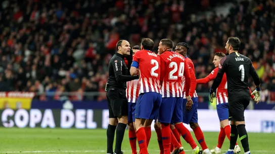 Los jugadores del Atlético discutiendo con Mateu Lahoz Los jugadores del Atlético discutiendo con Mateu Lahoz