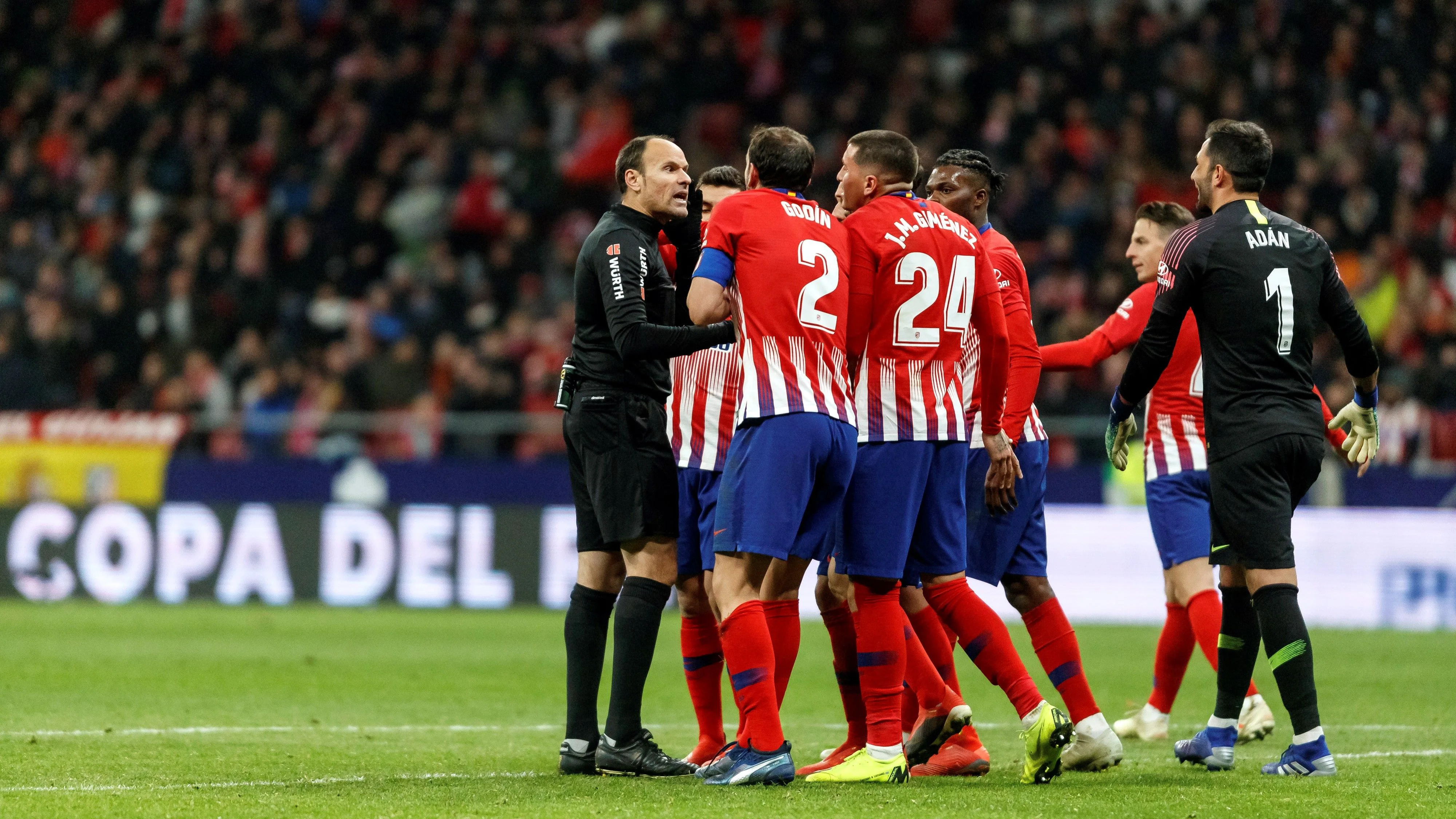 Los jugadores del Atlético discutiendo con Mateu Lahoz