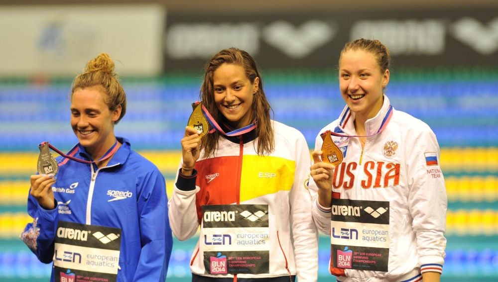 La nadadora española Duane da Rocha sonríe en el podio (archivo)