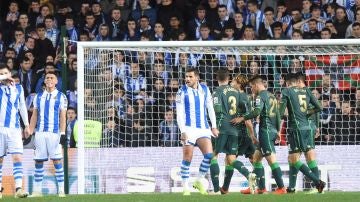 El Betis celebra el gol de Canales