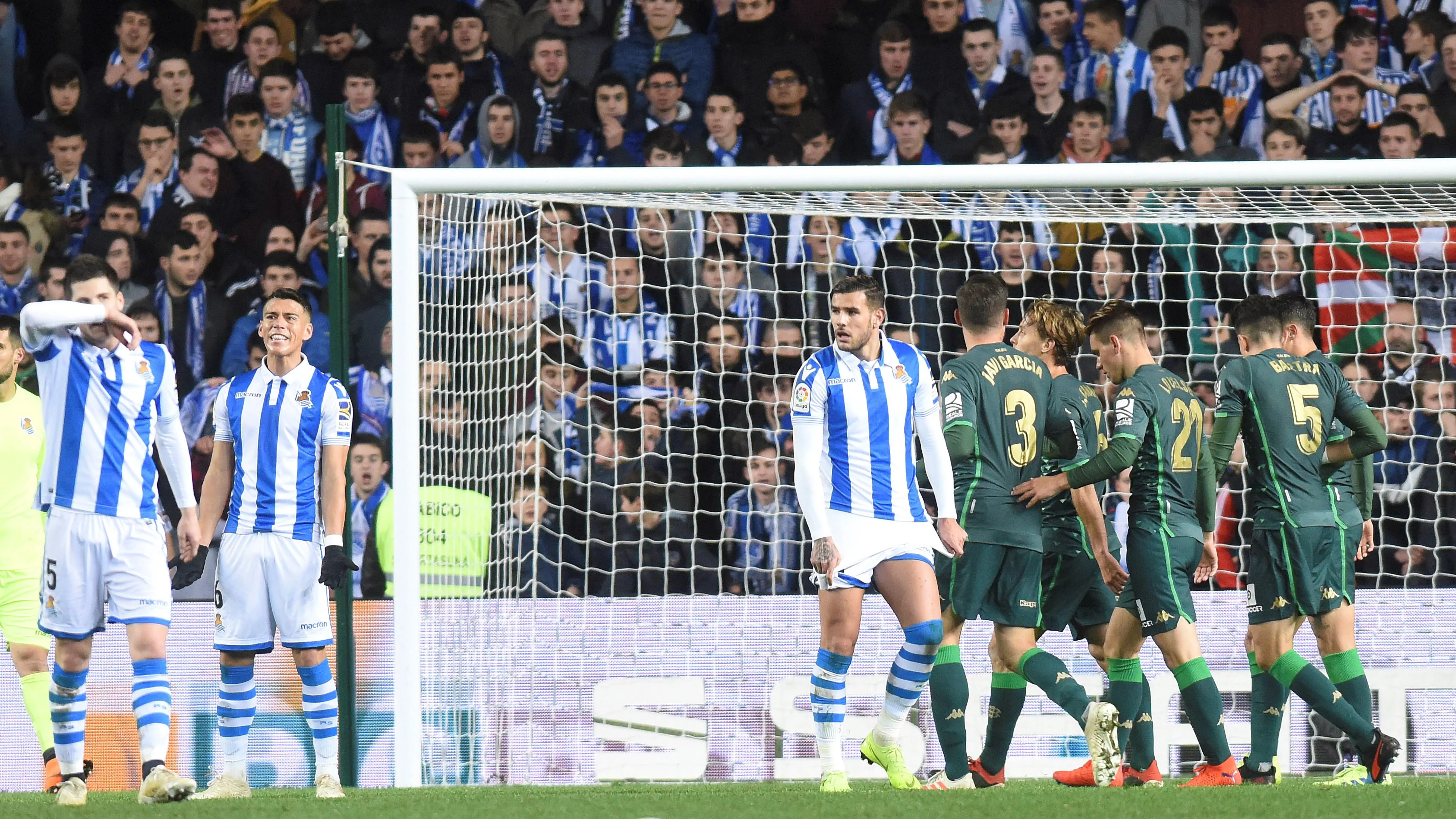 El Betis celebra el gol de Canales