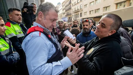 Taxistas de Barcelona protestan contra Competencia lanzando billetes falsos Taxistas de Barcelona protestan contra Competencia lanzando billetes falsos
