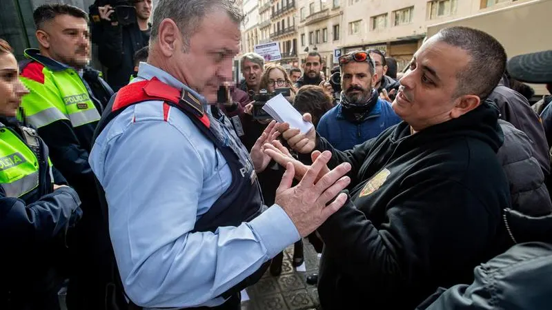 Taxistas de Barcelona protestan contra Competencia lanzando billetes falsos