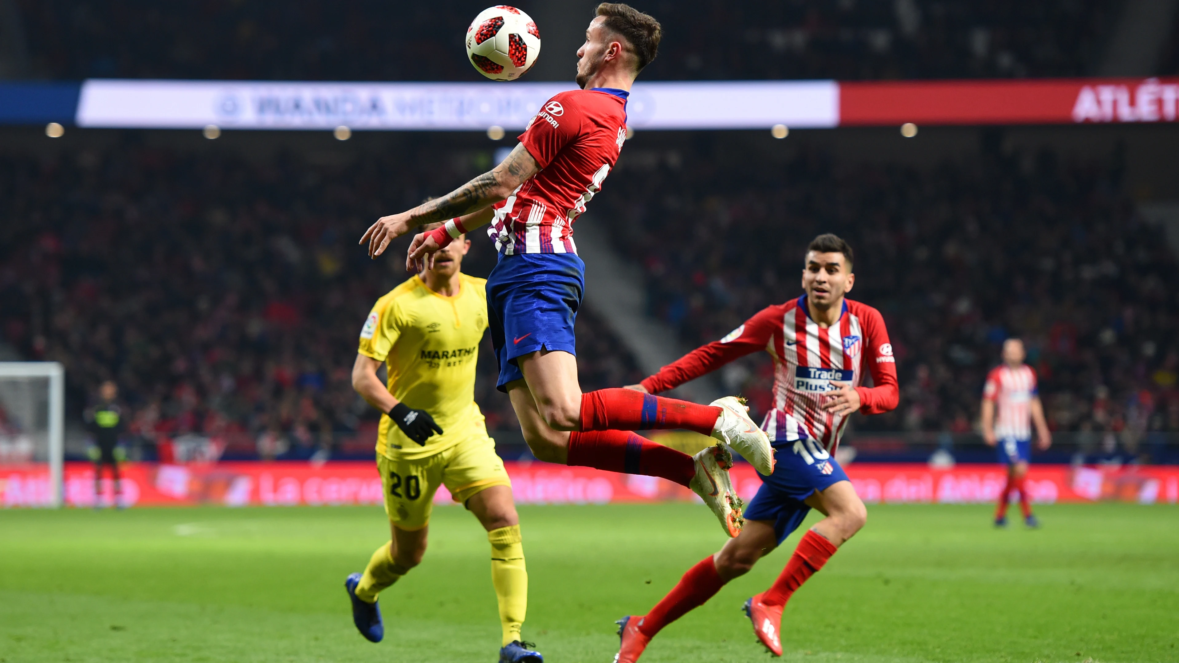 Saúl controla un balón en un partido del Atlético