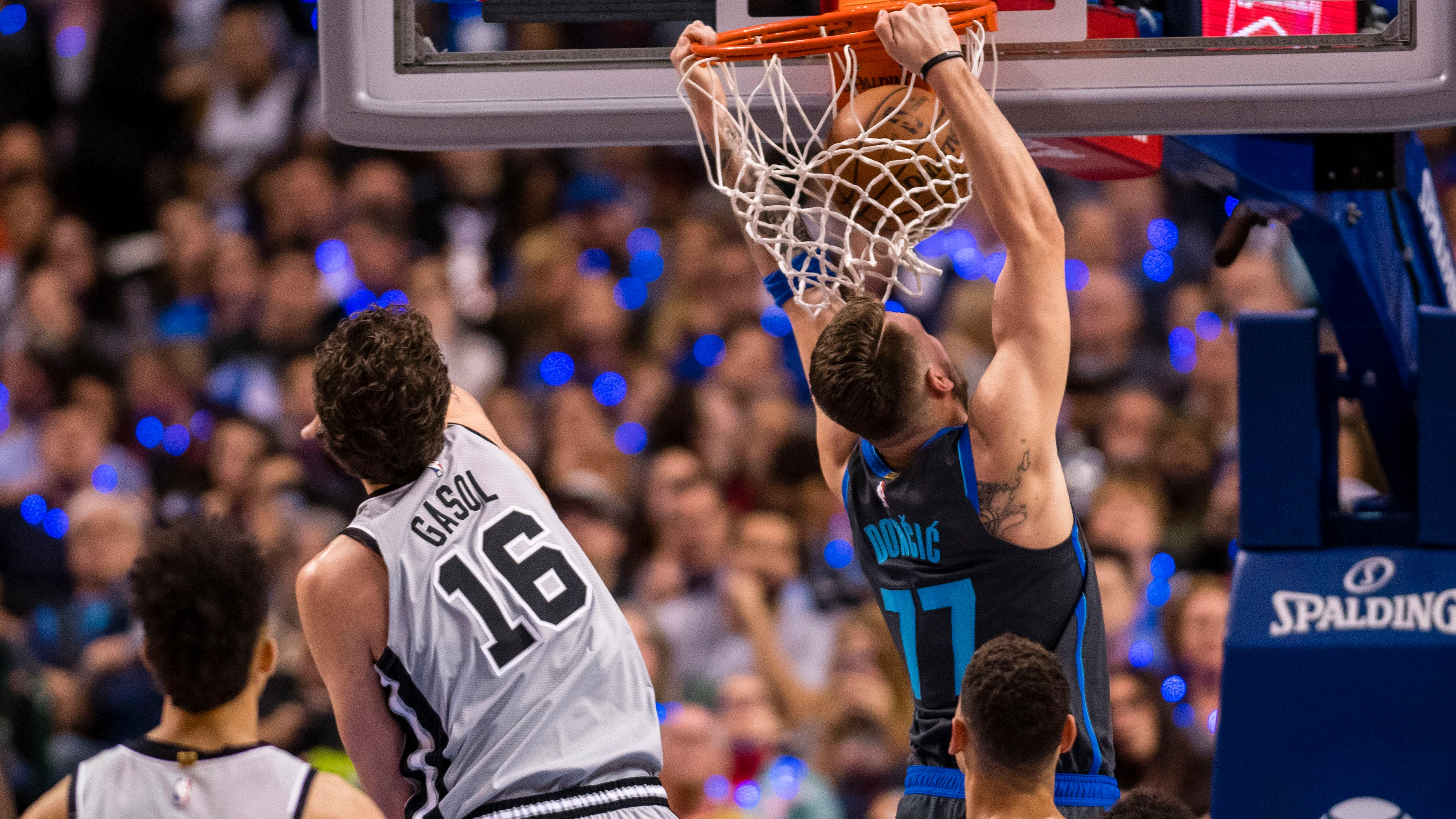 Luka Doncic, en acción ante Pau Gasol