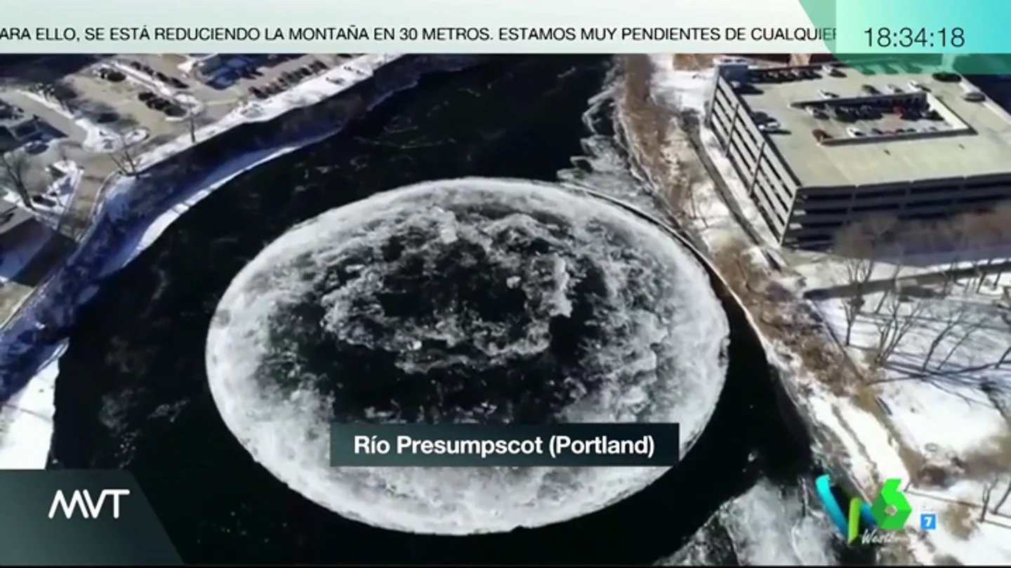 Círculo de hielo en un río de Portland Círculo de hielo en un río de Portland