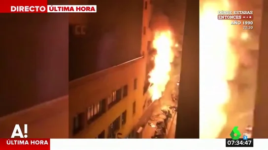Un espectacular incendio arrasa un local en Barcelona Un espectacular incendio arrasa un local en Barcelona