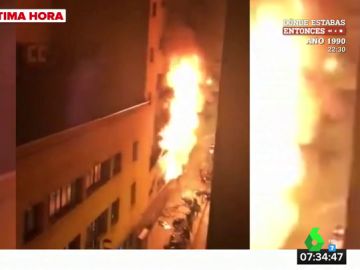 Un espectacular incendio arrasa un local en Barcelona Un espectacular incendio arrasa un local en Barcelona