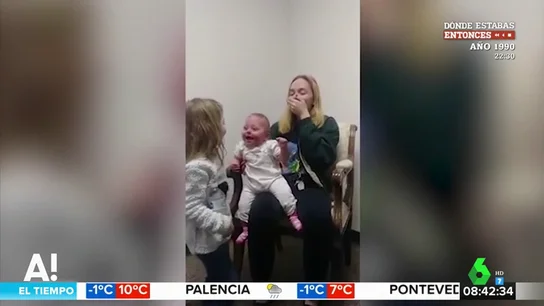 Así reacciona un bebé al poder escuchar por primera vez a su hermana y su madre Así reacciona un bebé al poder escuchar por primera vez a su hermana y su madre