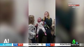 Así reacciona un bebé al poder escuchar por primera vez a su hermana y su madre