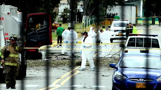 El lugar donde un coche bomba causó una explosión El lugar donde un coche bomba causó una explosión