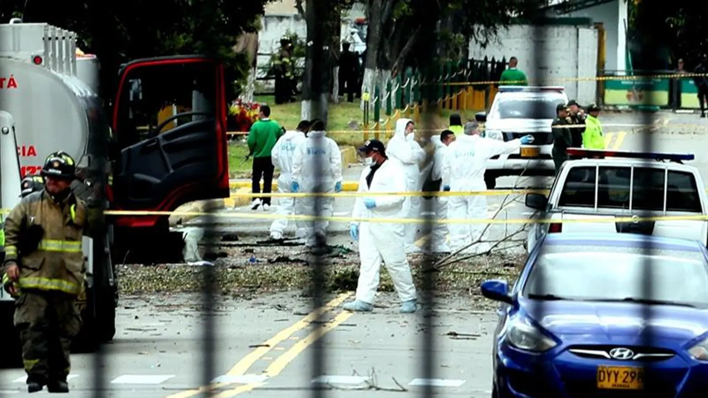 El lugar donde un coche bomba causó una explosión El lugar donde un coche bomba causó una explosión