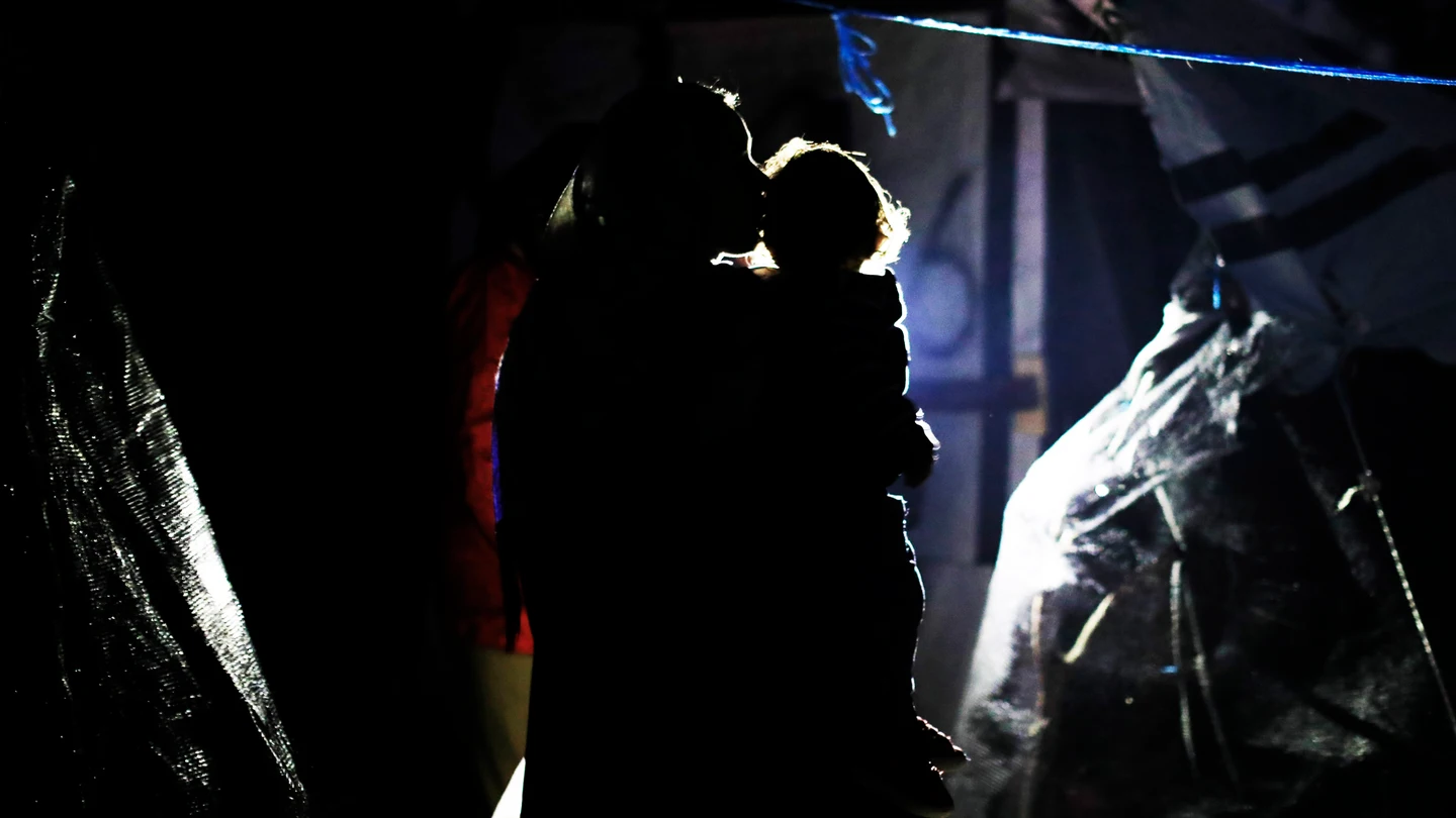 Refugiada con su hijo en el campo de Moria, Lesbos (Grecia) Contraparte