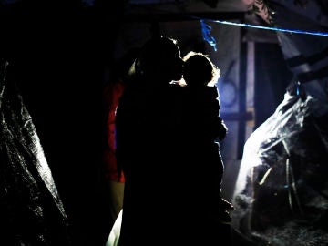 Refugiada con su hijo en el campo de Moria, Lesbos (Grecia) Refugiada con su hijo en el campo de Moria, Lesbos (Grecia)