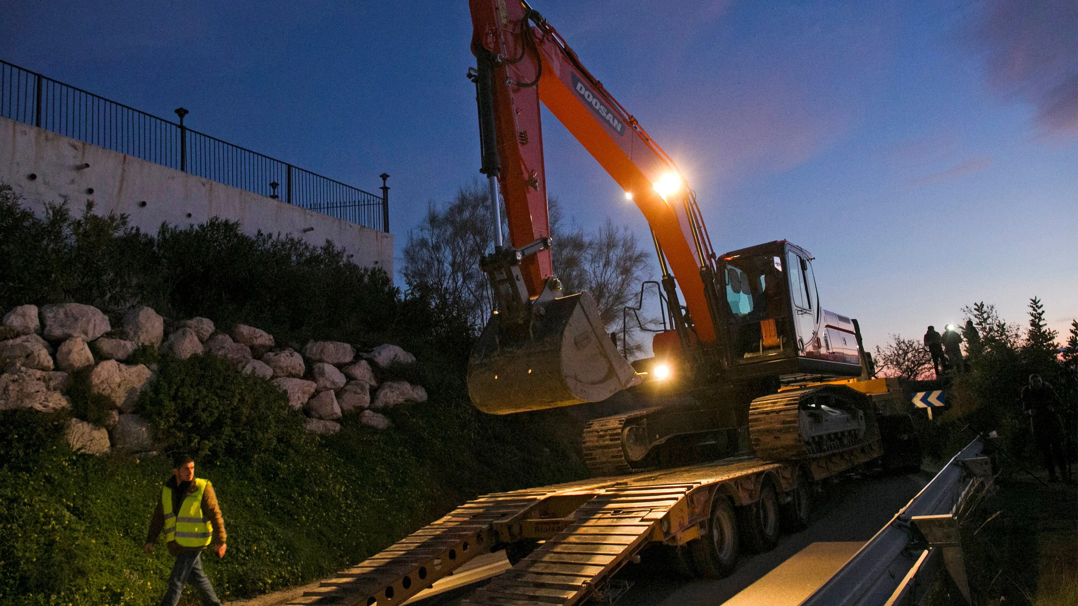 Una máquina excavadora durante los trabajos para rescatar a Julen