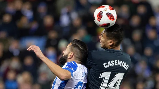 Casemiro pelea por un baló aéreo con Dimitrios Siovas Casemiro pelea por un baló aéreo con Dimitrios Siovas