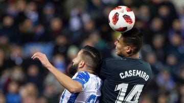 Casemiro pelea por un baló aéreo con Dimitrios Siovas