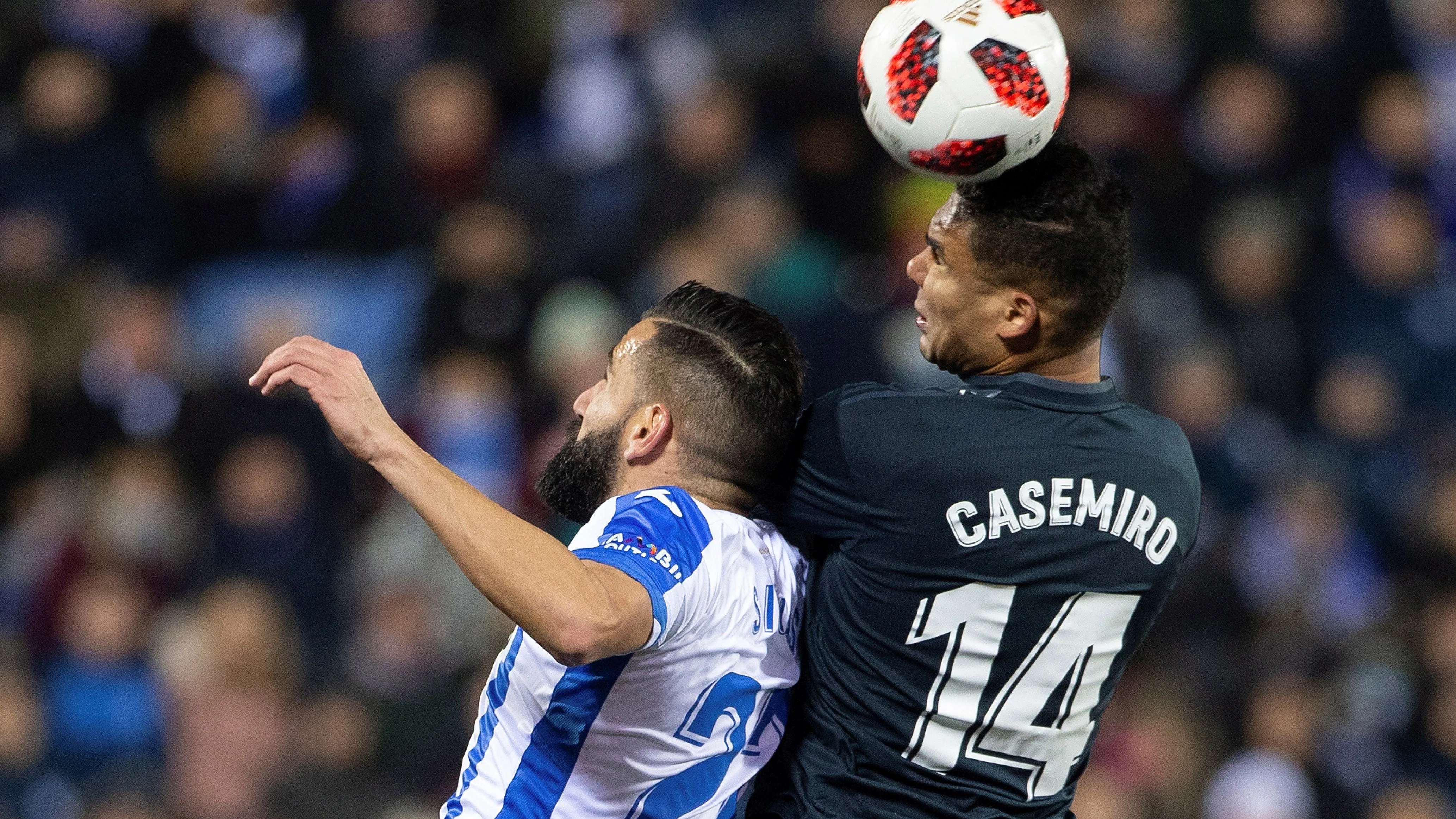 Casemiro pelea por un baló aéreo con Dimitrios Siovas