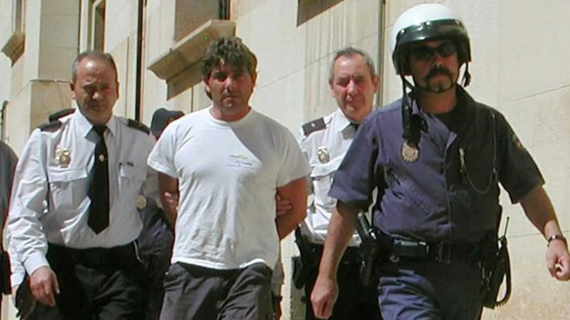 Agentes de la Policía Nacional llevan detenido en 2003 a José Javier Salvador Calvo.