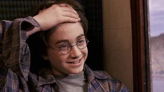 Daniel Radcliffe como Harry Potter enseña su cicatriz Daniel Radcliffe como Harry Potter enseña su cicatriz