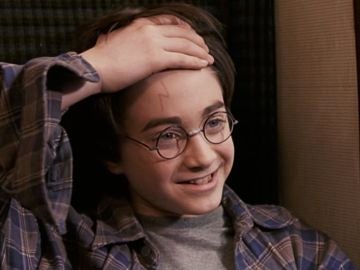 Daniel Radcliffe como Harry Potter enseña su cicatriz Daniel Radcliffe como Harry Potter enseña su cicatriz