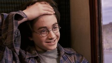 Daniel Radcliffe como Harry Potter enseña su cicatriz
