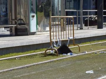 Historia del tranvía que nunca llegó a Jaén: sus vías se usan para aparcar entre basura acumulada durante ocho años Historia del tranvía que nunca llegó a Jaén: sus vías se usan para aparcar entre basura acumulada durante ocho años