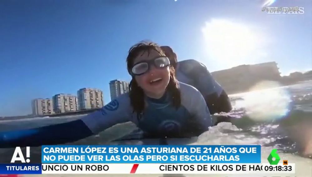 La historia de superación de la primera surfista invidente: Carmen tiene 21 años y nació con glaucoma congénito