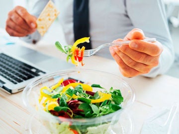 ¿Cómo puedo comer de manera saludable en el trabajo?