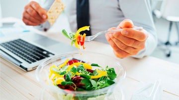 ¿Cómo puedo comer de manera saludable en el trabajo?