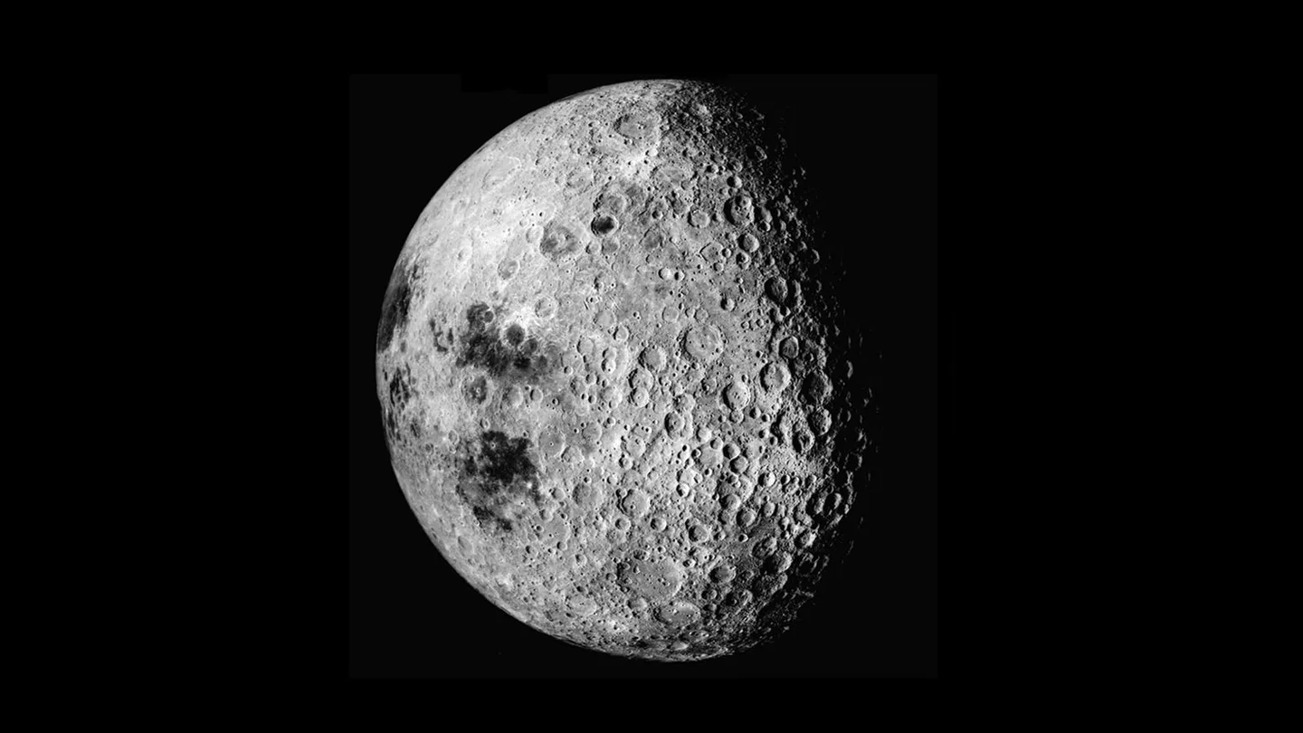 Fotografía de la Luna La cara oculta de la Luna se caracteriza por sus numerosos cráteres