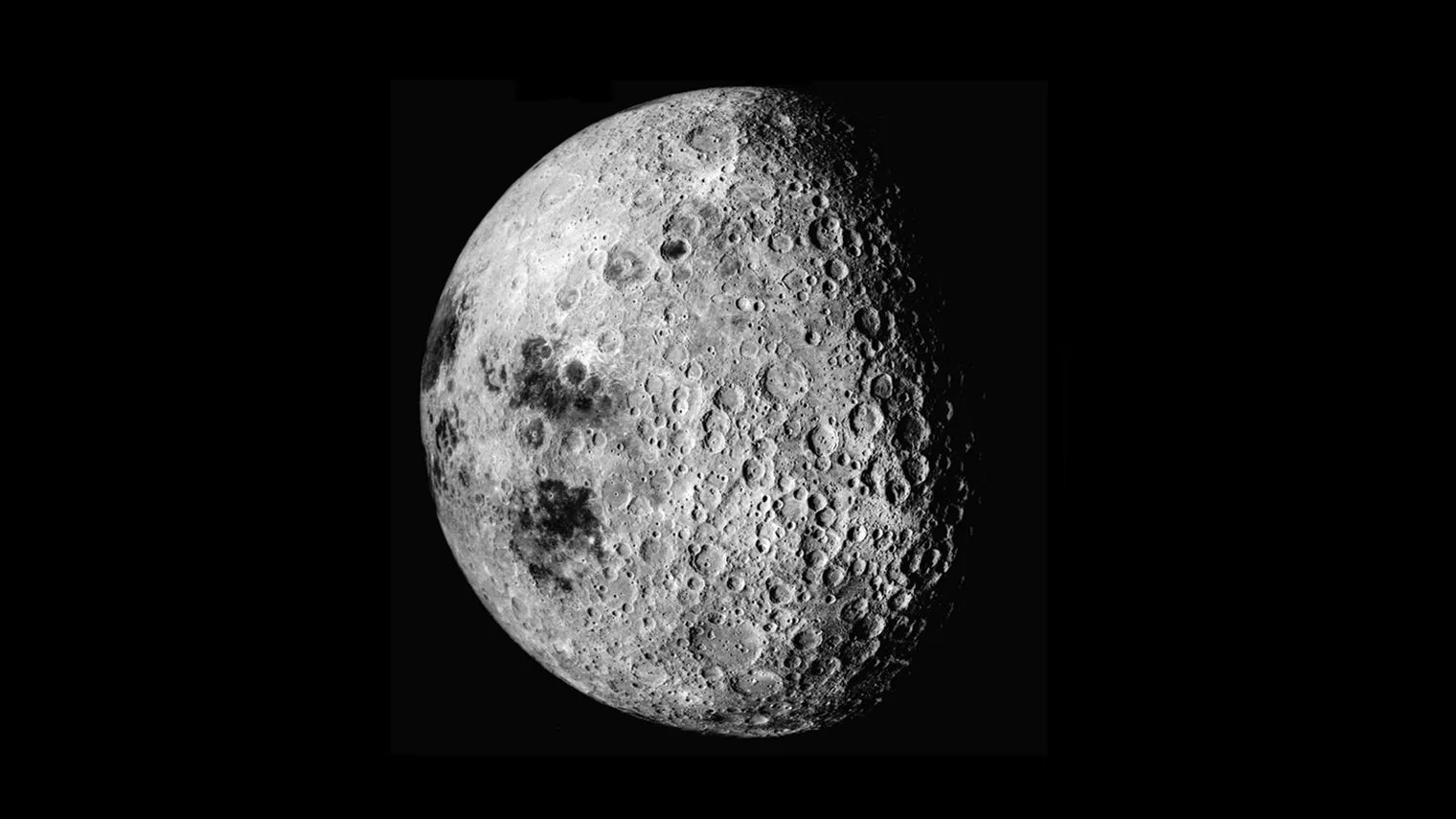 La cara oculta de la Luna se caracteriza por sus numerosos cráteres