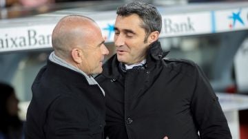 Valverde saluda a Paco López en el Camp Nou