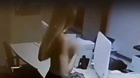 La mujer quitándose la ropa La mujer quitándose la ropa