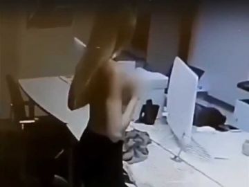La mujer quitándose la ropa