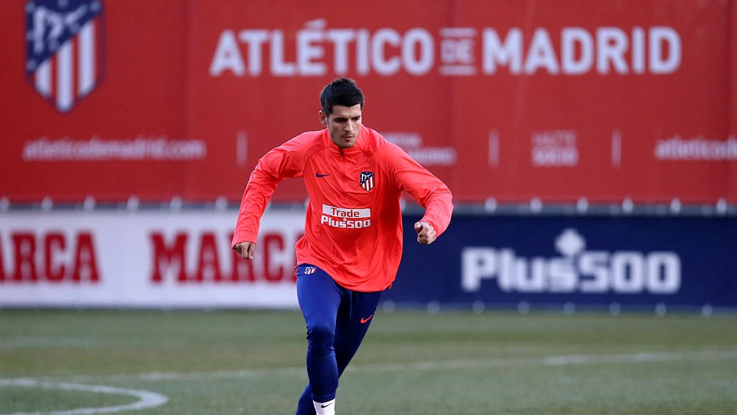 Álvaro Morata conduce el balón en su entrenamiento con el Atlético Álvaro Morata conduce el balón en su entrenamiento con el Atlético