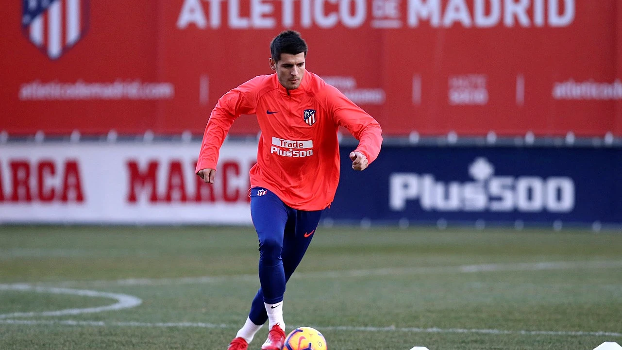 Álvaro Morata conduce el balón en su entrenamiento con el Atlético