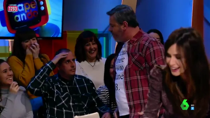 Miki Nadal y un joven del público Miki Nadal y un joven del público