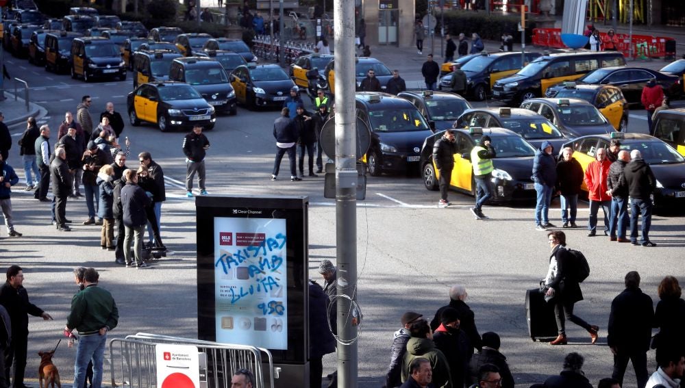 Taxis estacionados en la Gran Vía de Barcelona