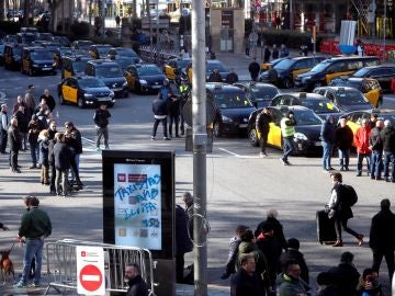 Taxis estacionados en la Gran Vía de Barcelona Taxis estacionados en la Gran Vía de Barcelona