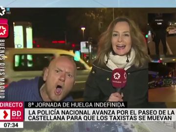 Un espontáneo entra en el directo de una reportera Un espontáneo entra en el directo de una reportera