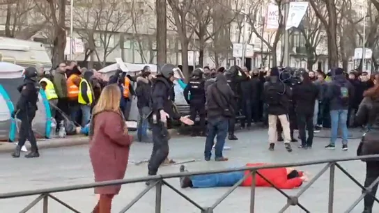 Un hombre simula una agresión de la Policía durante el desalojo de la huelga de taxistas en Madrid Un hombre simula una agresión de la Policía durante el desalojo de la huelga de taxistas en Madrid