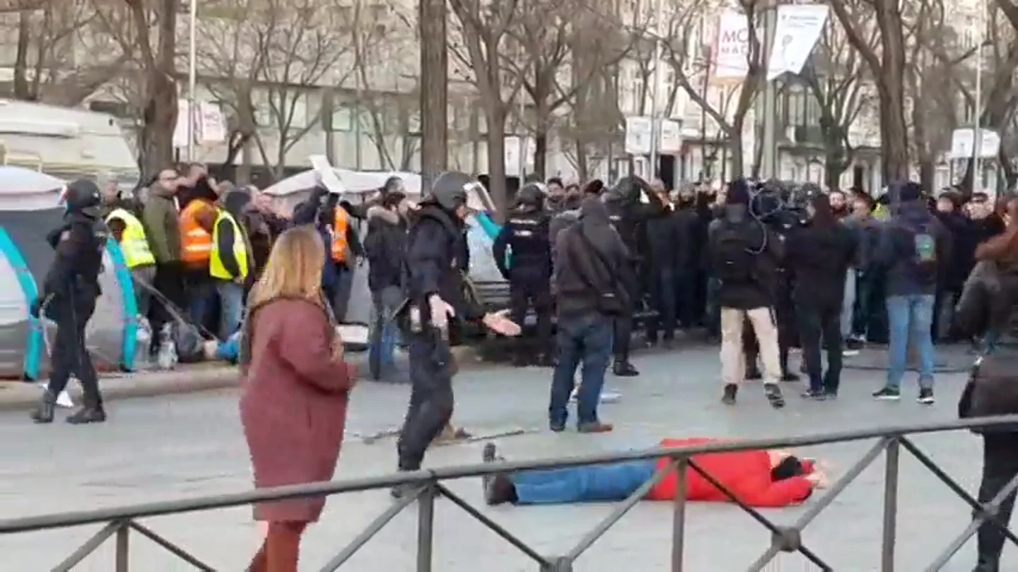 Un hombre simula una agresión de la Policía durante el desalojo de la huelga de taxistas en Madrid Un hombre simula una agresión de la Policía durante el desalojo de la huelga de taxistas en Madrid