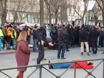 Un hombre simula una agresión de la Policía durante el desalojo de la huelga de taxistas en Madrid Un hombre simula una agresión de la Policía durante el desalojo de la huelga de taxistas en Madrid