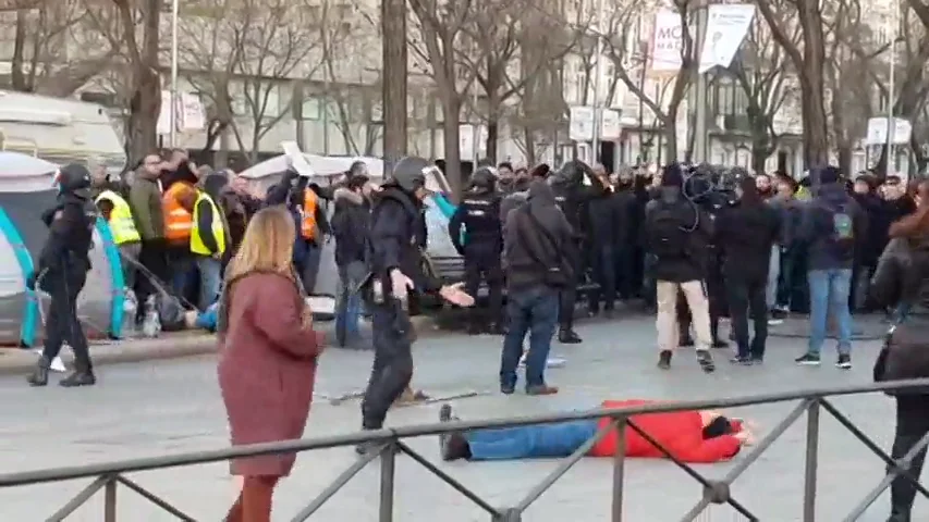 Un hombre simula una agresión de la Policía durante el desalojo de la huelga de taxistas en Madrid