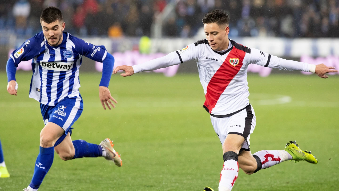 Álex Moreno intenta centrar en el partido ante el Alavés Álex Moreno intenta centrar en el partido ante el Alavés