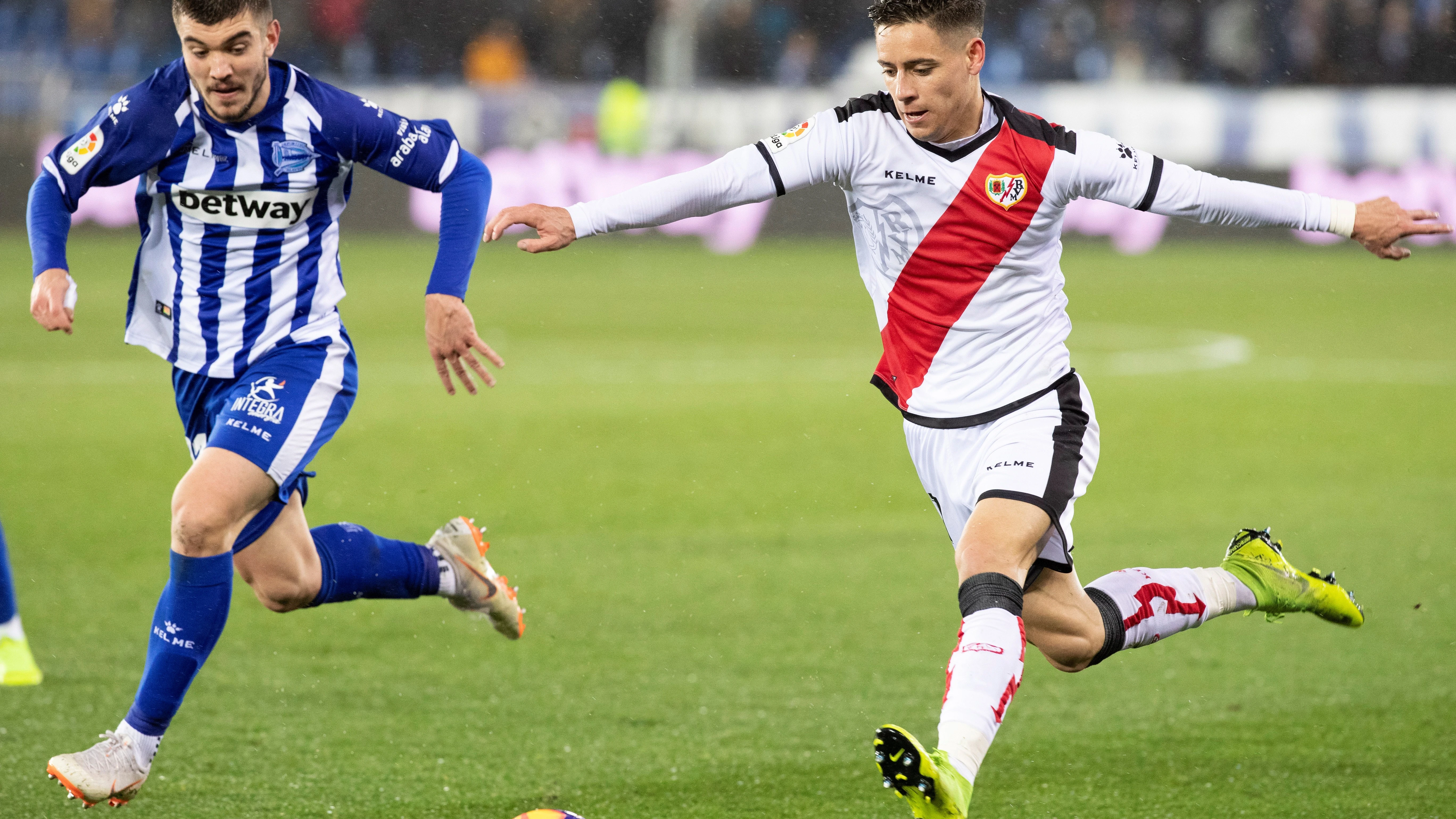 Álex Moreno intenta centrar en el partido ante el Alavés