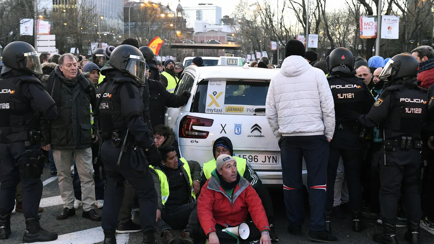 Policía Nacional desaloja a los taxistas que permanecen acampados en el Paseo de la Castellana Policía Nacional desaloja a los taxistas que permanecen acampados en el Paseo de la Castellana