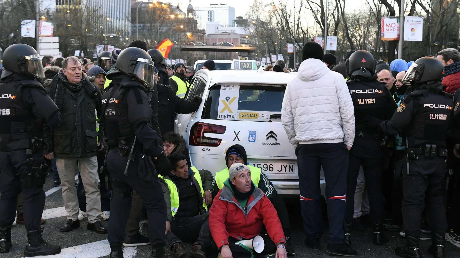 Policía Nacional desaloja a los taxistas que permanecen acampados en el Paseo de la Castellana