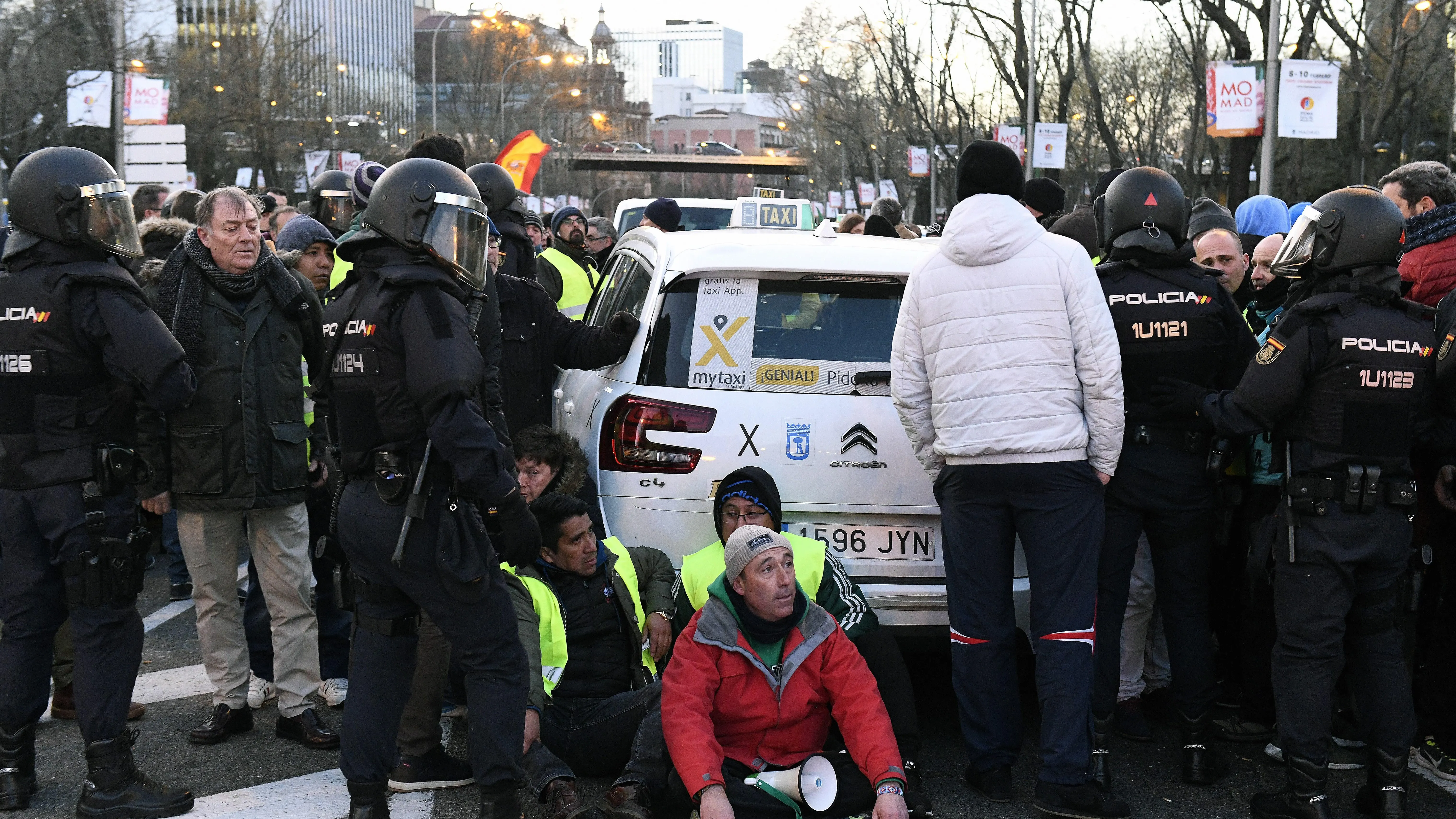 Policía Nacional desaloja a los taxistas que permanecen acampados en el Paseo de la Castellana